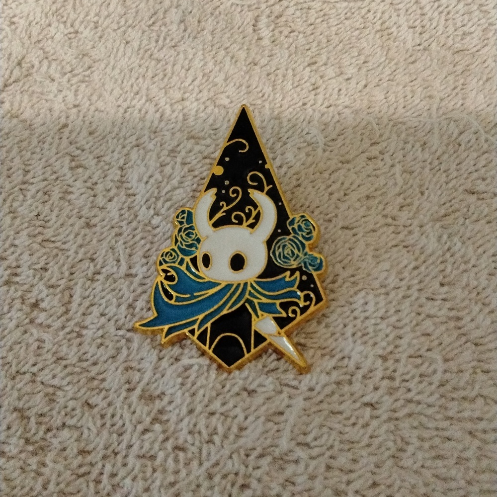 Kid's white & blue enamel metal pin "Knight"  NIP